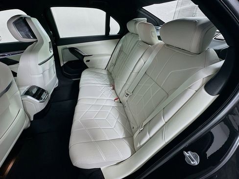 Used 2025 BMW i7 eDrive50 w/ Executive Package RWD image 17
