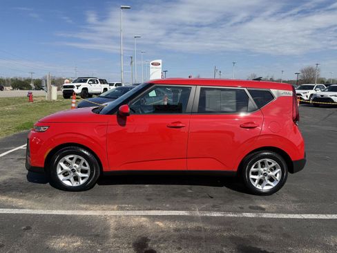 Used 2022 Kia Soul LX w/ Technology Package image 4