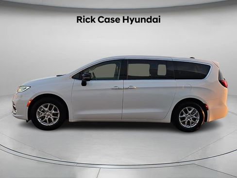 Used 2024 Chrysler Pacifica Touring-L image 3