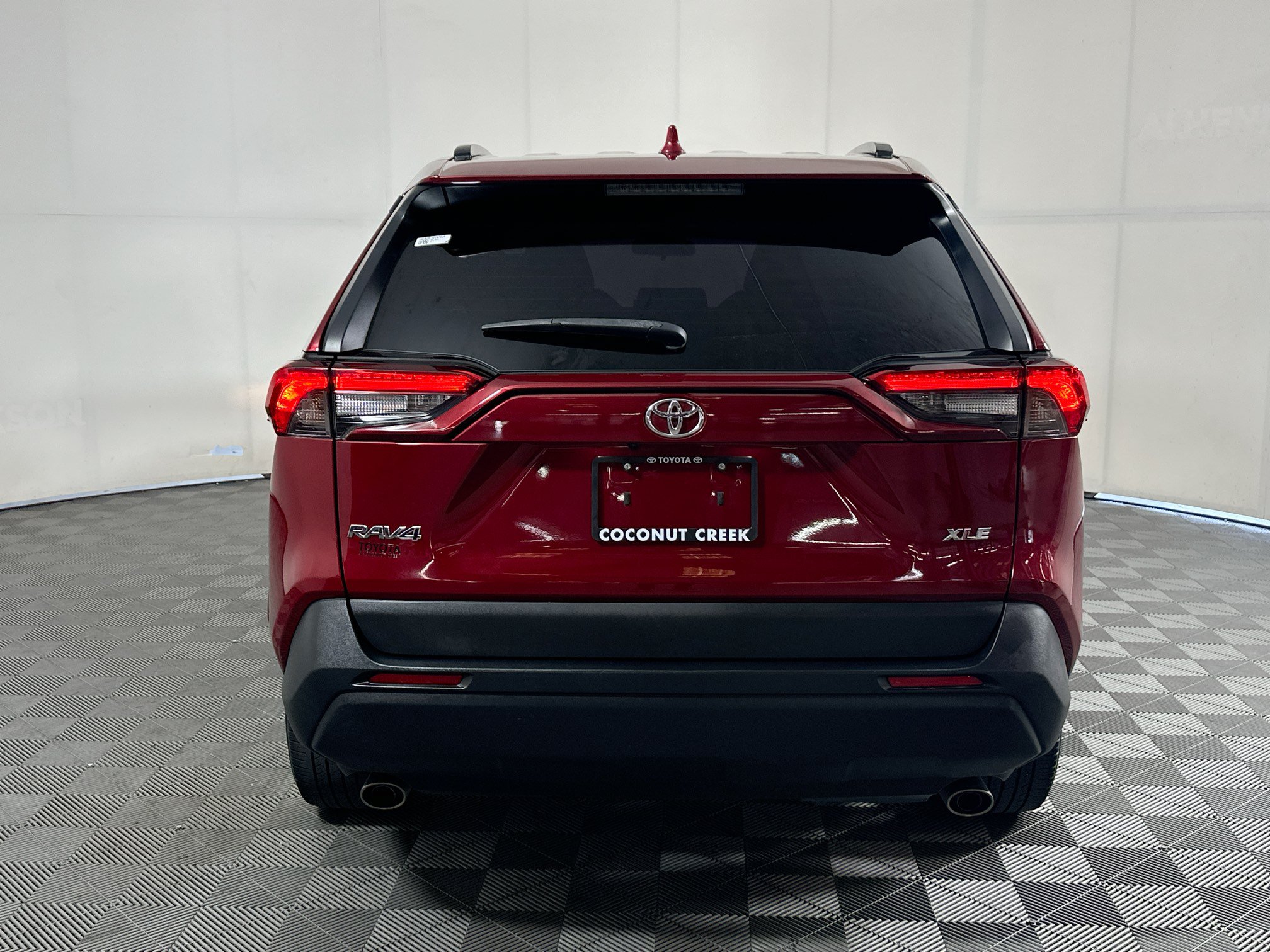 Used 2020 Toyota RAV4 XLE Premium FWD image 4