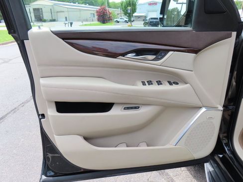 Used 2017 Cadillac Escalade ESV Luxury AWD/4WD image 16