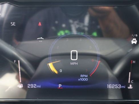 Certified 2025 Chevrolet Trax RS w/ Sunroof Package FWD image 34
