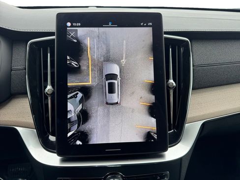 Certified 2025 Volvo XC90 B5 Plus AWD/4WD image 19