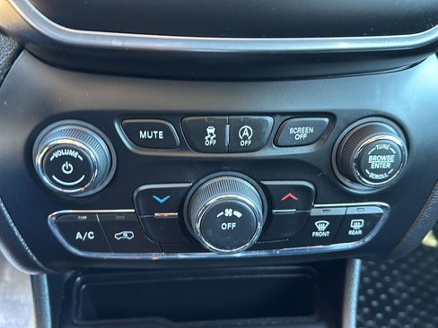 Used 2019 Jeep Cherokee Latitude Plus w/ Cold Weather Group image 21