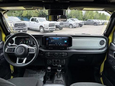 Used 2024 Jeep Wrangler Unlimited Sahara AWD/4WD image 17