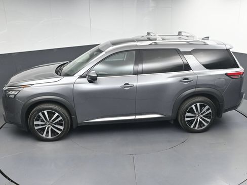 Certified 2025 Nissan Pathfinder Platinum FWD image 40