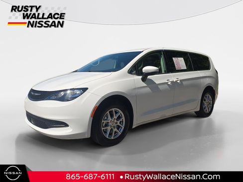 Used 2022 Chrysler Voyager LX FWD image 1