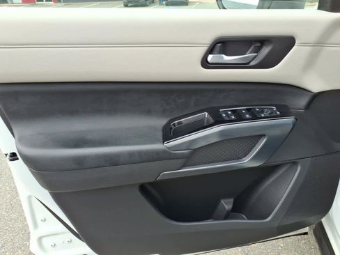 Used 2022 Nissan Pathfinder SL AWD/4WD image 10