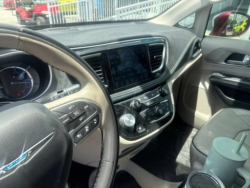 Used 2017 Chrysler Pacifica Platinum FWD image 14