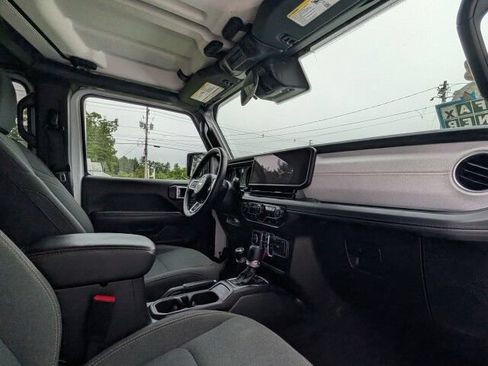 Used 2025 Jeep Wrangler Unlimited Sahara AWD/4WD image 18
