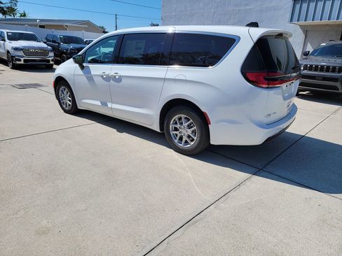 New 2026 Chrysler Pacifica Select FWD image 3
