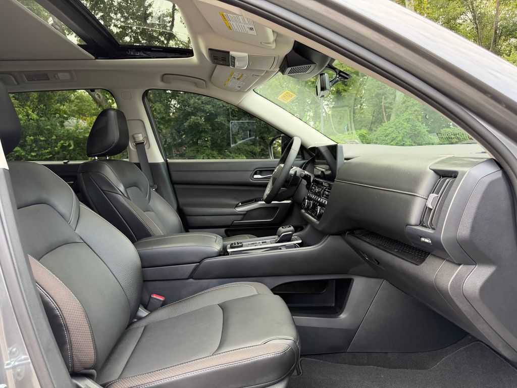 Used 2026 Nissan Pathfinder SL w/ SL Premium Package AWD/4WD image 18