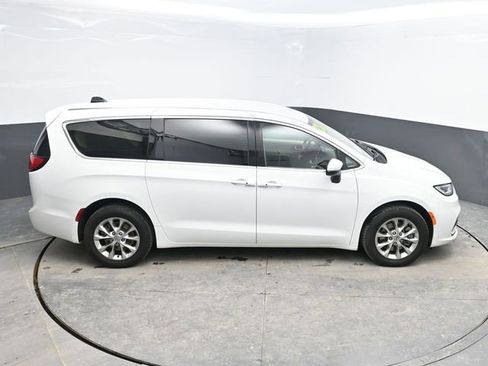 Used 2023 Chrysler Pacifica Touring-L image 26