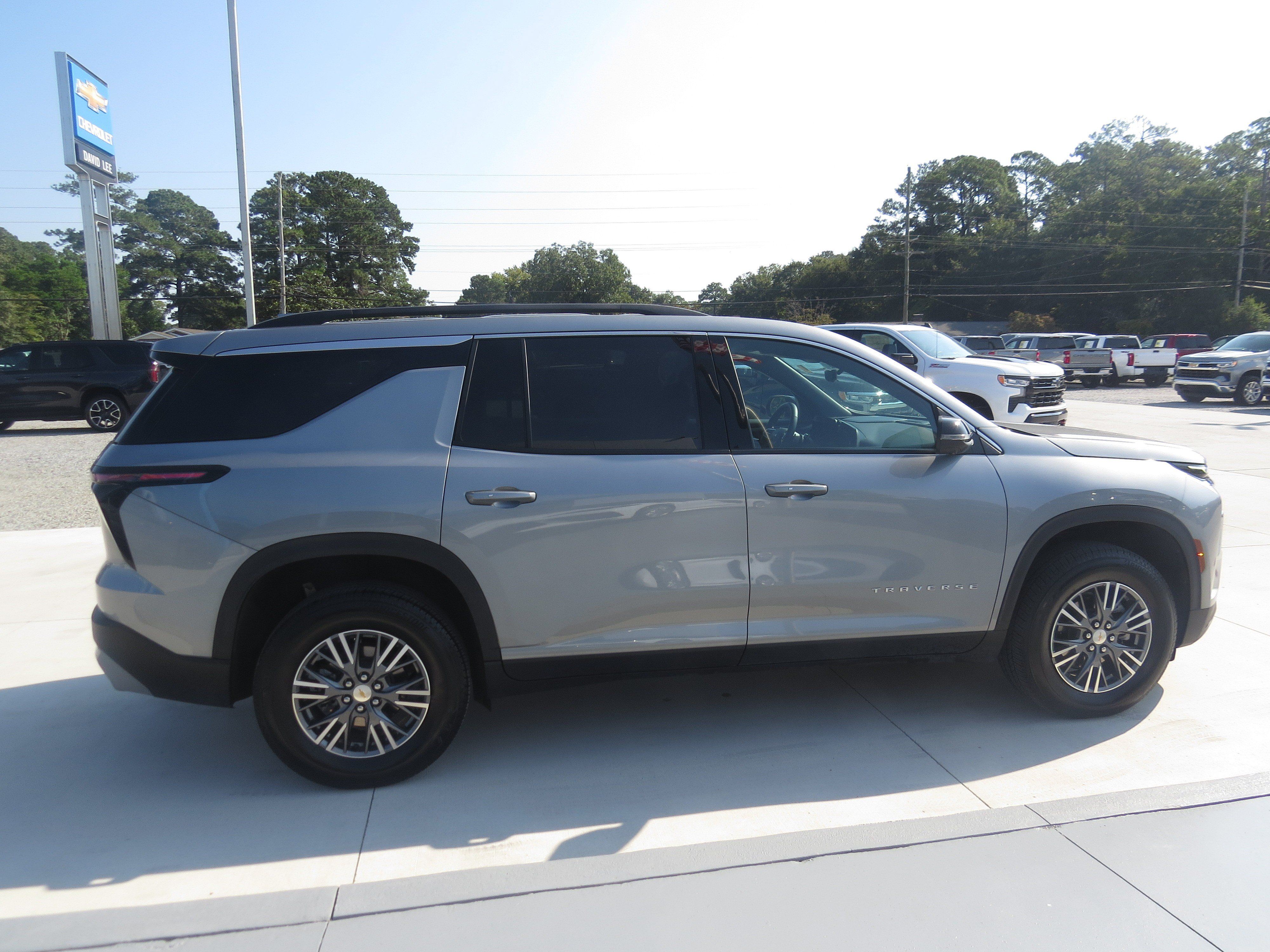Used 2026 Chevrolet Traverse LT w/ Driver Confidence Package FWD image 4