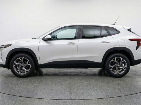 Used 2025 Chevrolet Trax LT w/ LT Convenience Package FWD image 5