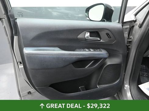 Used 2025 Chrysler Pacifica Select image 28