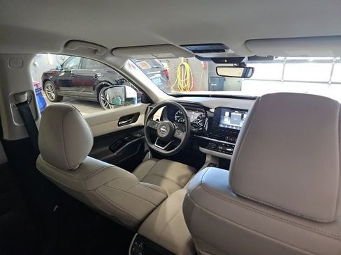Used 2025 Nissan Pathfinder SL AWD/4WD image 24