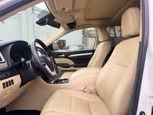 Used 2017 Toyota Highlander XLE image 16