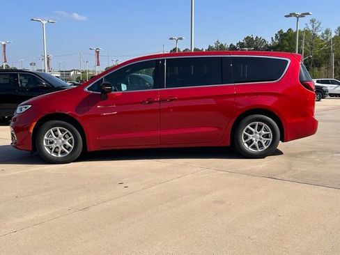 New 2026 Chrysler Pacifica Select FWD image 6