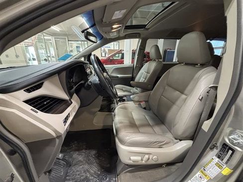 Used 2017 Toyota Sienna XLE w/ XLE Navigation Package image 18