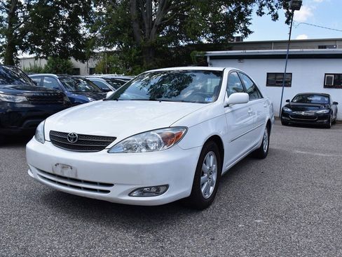 Used 2004 Toyota Camry XLE w/ VSC & Side Airbag Pkg FWD image 2