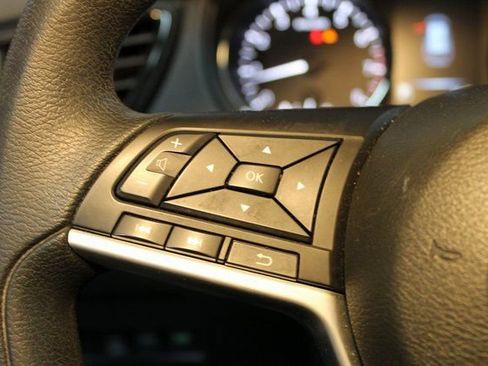 Used 2017 Nissan Rogue SV image 14