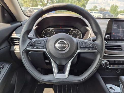 Used 2024 Nissan Altima 2.5 SV FWD image 15