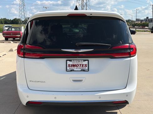 Used 2023 Chrysler Pacifica Touring-L FWD image 7