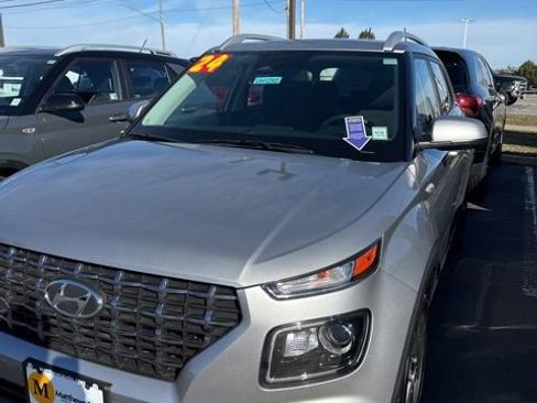 Used 2024 Hyundai Venue SEL image 1