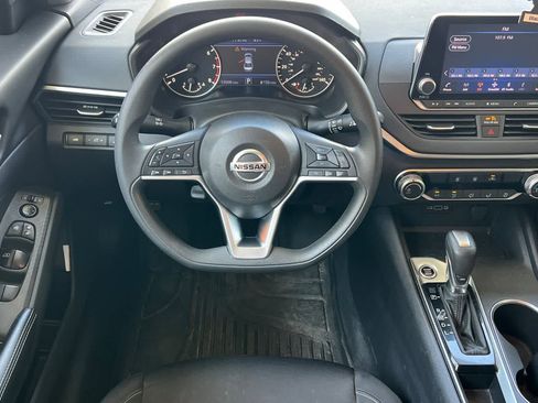 Used 2022 Nissan Altima 2.5 SV FWD image 16