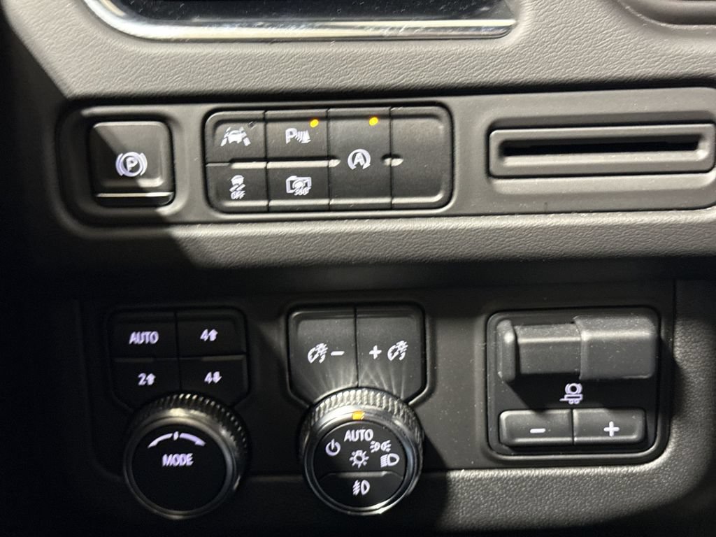 Used 2023 GMC Yukon SLT w/ SLT Premium Package AWD/4WD image 19