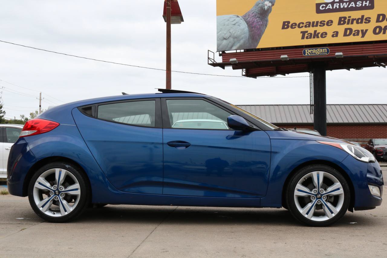 Used 2017 Hyundai Veloster Value Edition FWD image 8