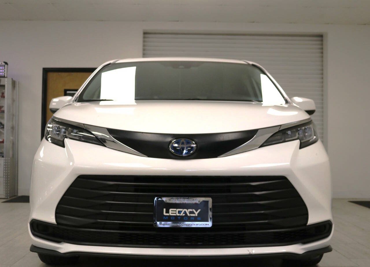 Used 2023 Toyota Sienna LE AWD/4WD image 4