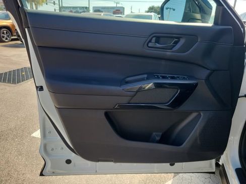 Used 2025 Nissan Pathfinder S FWD image 17