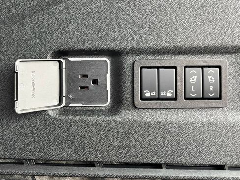 Used 2024 Chevrolet Suburban High Country image 15