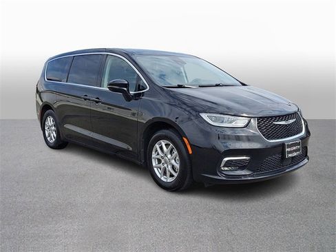 Used 2024 Chrysler Pacifica Touring-L image 3