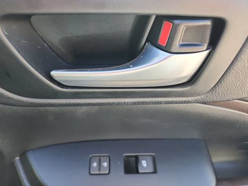Used 2015 Toyota Highlander XLE FWD image 25