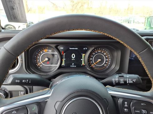 Used 2025 Jeep Wrangler Sahara w/ Safety Group image 17