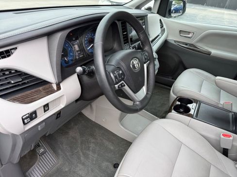 Used 2015 Toyota Sienna XLE AWD/4WD image 35