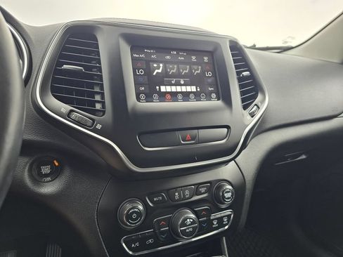 Used 2019 Jeep Cherokee Latitude Plus w/ Comfort/Convenience Group AWD/4WD image 19