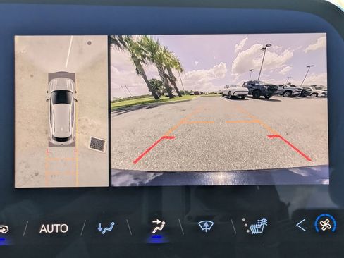 Certified 2025 Chevrolet Equinox EV LT w/ Convenience Package image 24