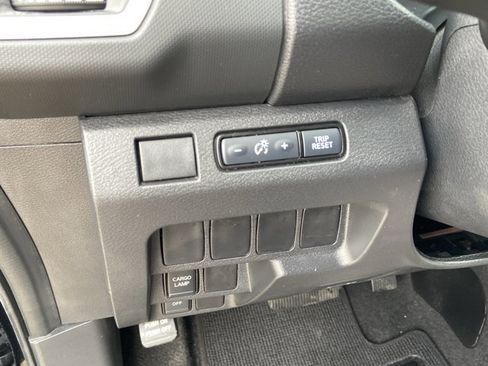 Used 2024 Nissan Frontier SV image 42