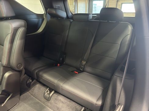 Used 2024 Chevrolet Traverse Z71 image 12