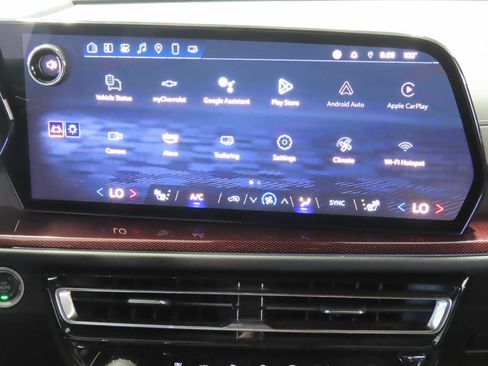 Used 2025 Chevrolet Traverse Z71 AWD/4WD image 12