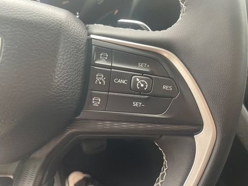 Used 2023 Jeep Grand Cherokee Laredo AWD/4WD image 31