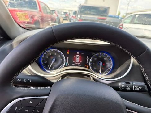 Used 2025 Chrysler Pacifica Select FWD image 13