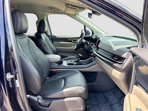 Used 2025 Kia Carnival FWD image 29