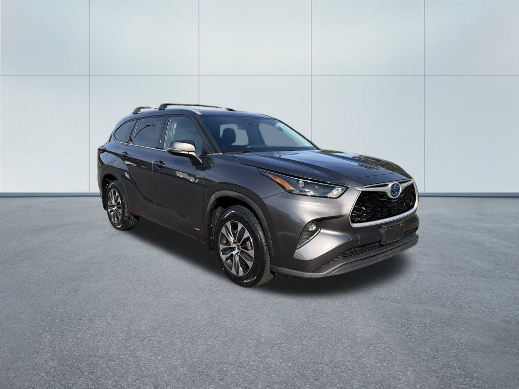 Used 2022 Toyota Highlander XLE AWD/4WD image 4