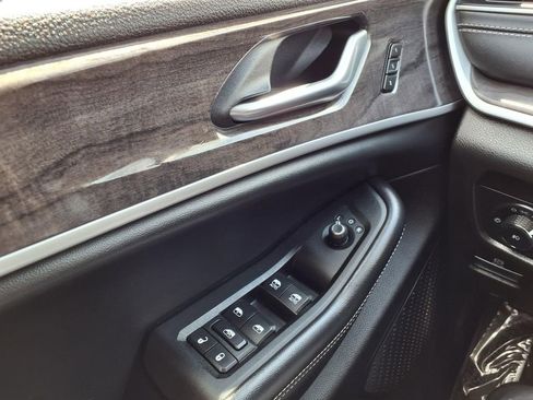 Used 2023 Jeep Grand Cherokee L Limited w/ Luxury Tech Group II image 18