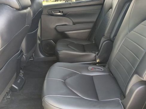 Used 2023 Toyota Highlander XLE FWD image 14
